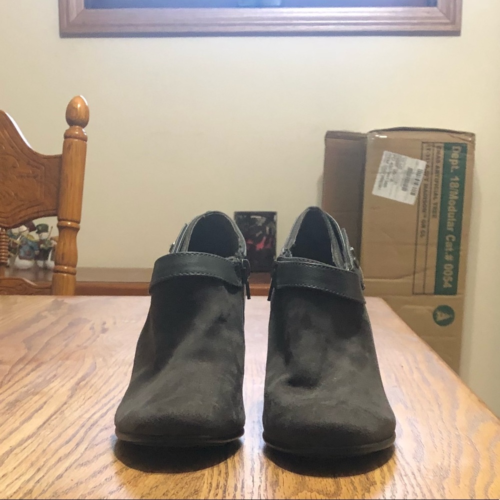 Grey boots, never worn